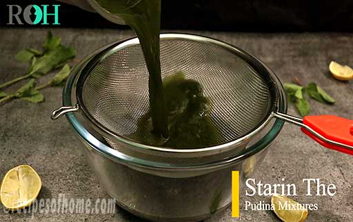 strain pudina leaves mixture