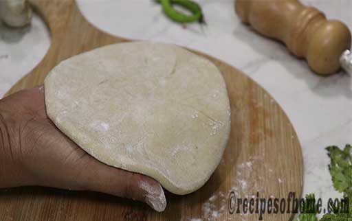 make cirular shape of paneer paratha