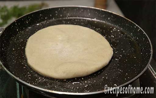 heat oil in a pan and place stuffed paneer paratha on pan