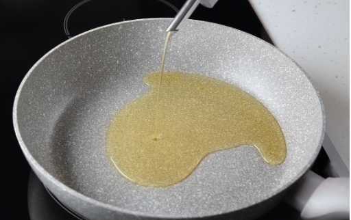 pour oil in frying pan