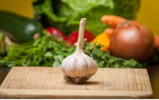 garlic on chopping board