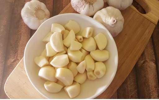 peel garlic on bowl