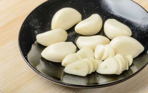 peel garlic on ceramics bowl
