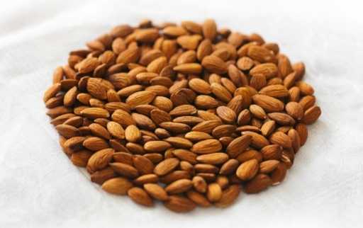 place almonds on dry cloth