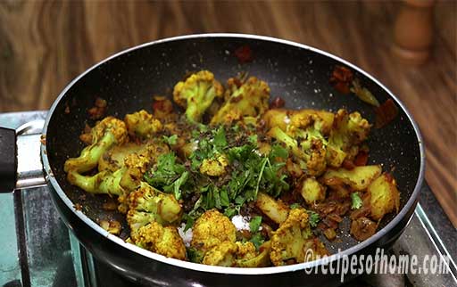 sprinkle salt , coriander leaves , kasuri methi