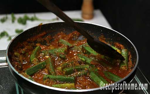 gently mix bhindi with the mixture
