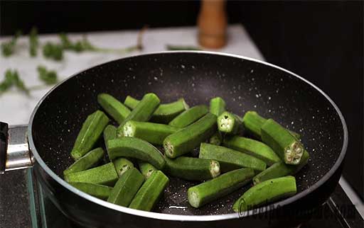 add bhindi in frying pan