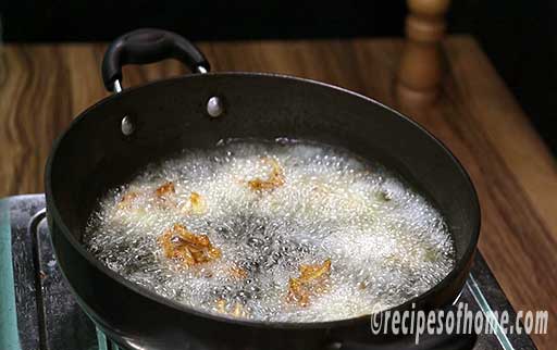 place onion pakora in oil