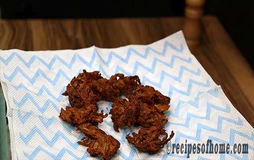 place fried pakora on kitchen tissue