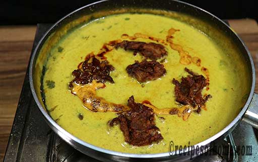 pour tadka on kadhi pakora gravy