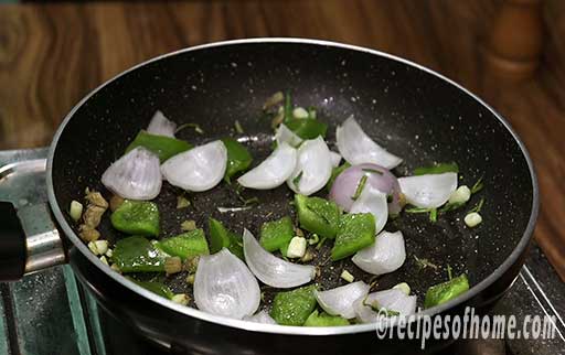 cook onion capsicum in oil