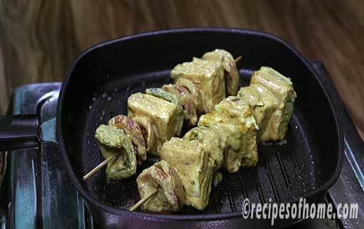 add marinated paneer tikka on frying pan