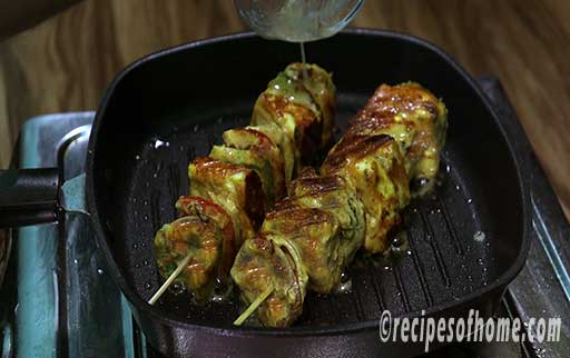 sprinkle some lemon juice on tawa paneer tikka