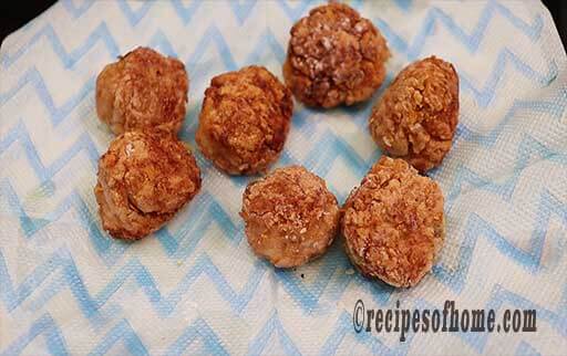 place fried chickens on kitchen tissue