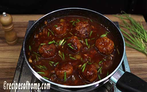 garnish chciken manchurian gravy with spring onions