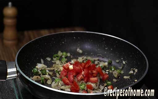 cook chopped tomatoes till mushy