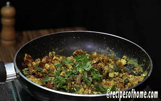 sprinkle freshly chopped coriander leaves