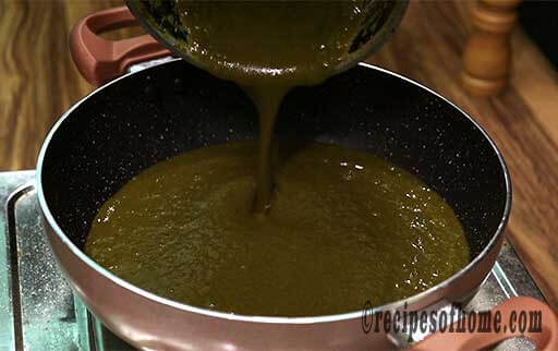 pour saag puree in kadai