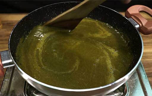 stir saag with spatula