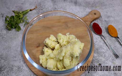 boil mashed potatoes in a mixing bowl