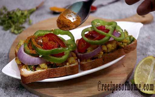 put circular cut capsicum, tomatoes on sandwich