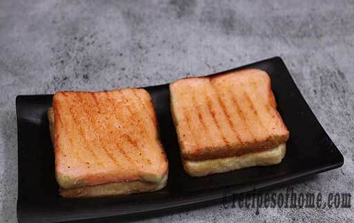 keep toasted bread on a plate
