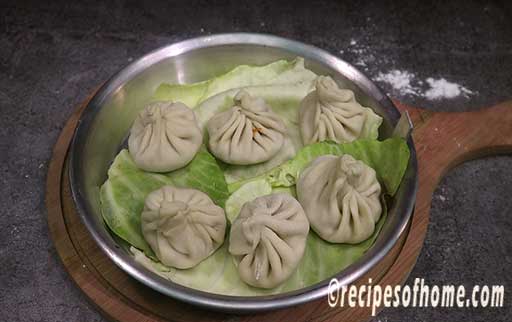 put veg momos inside a steamer