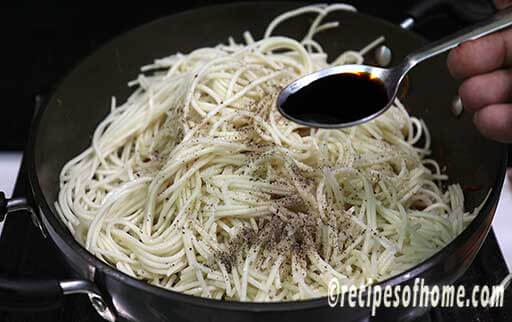 mix soy sauce with hakka noodles