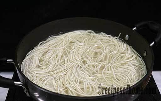 cook hakka noodles in water