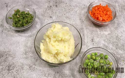 mashed potatoes , grated carrots , chopped french beans , green peas