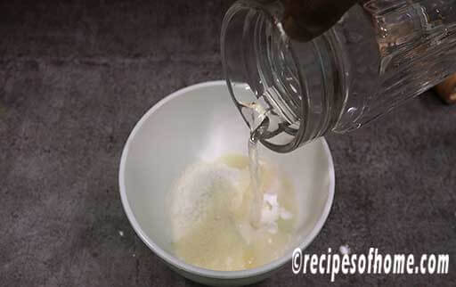pour water and make lumps free consistency