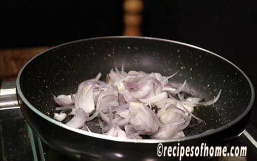 add slice onions in pan