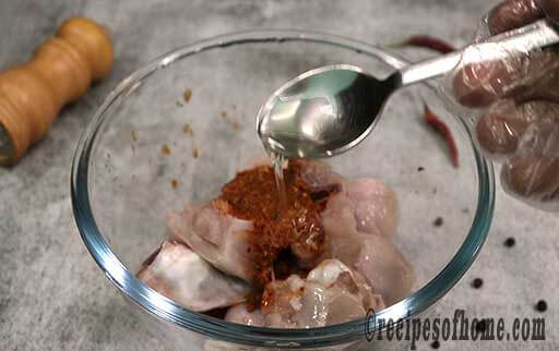 in a bowl add boneless chicken , vinegar , vindaloo masala