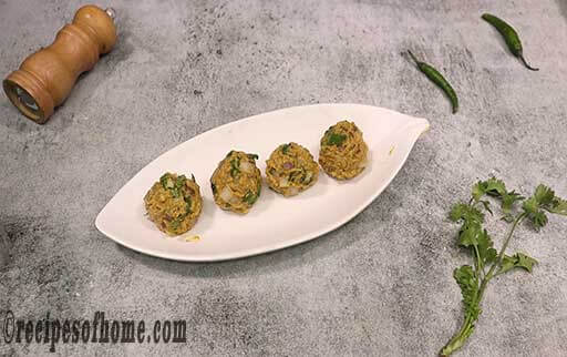 make circular onion pakora ball