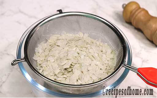 place thick poha in a strainer