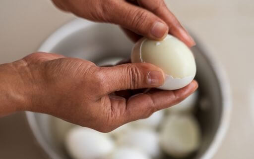 How to peel boiled eggs in a big batch