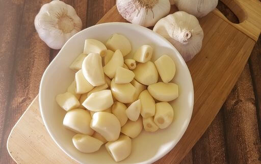 How to peel garlic easily