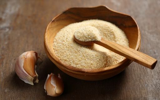 Garlic, Onion Powder and Bay Leaves help to get rid of cockroaches