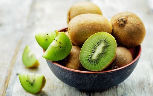 How to peel kiwi