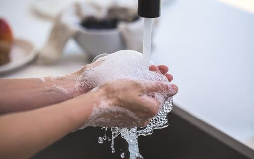 Wash hands with soap water to get rid of garlic smell